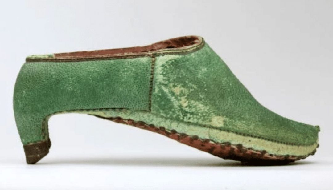 Scarpe con tacchi da uomo - Credit Bata Shoe Museum