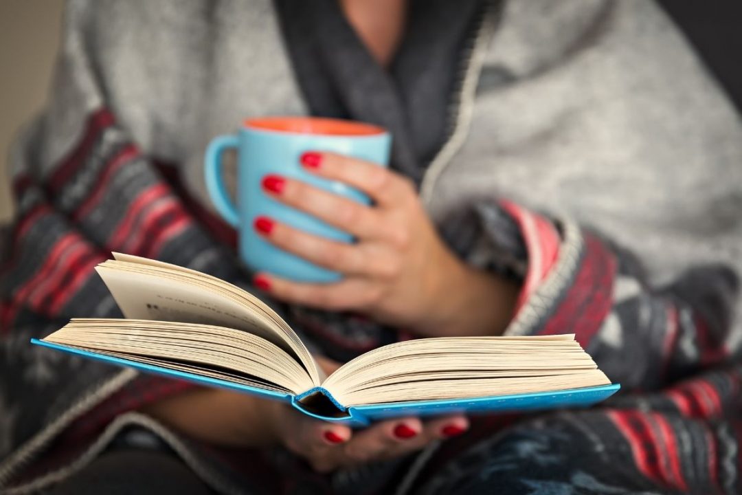 Perché le donne leggono più degli uomini